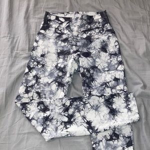 RARE!! Size 4 Black and white tie dye wunder under 25”